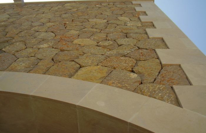 Façana de pedra de Binissalem encaixada amb arc i cantonada de pedra de Santanyí