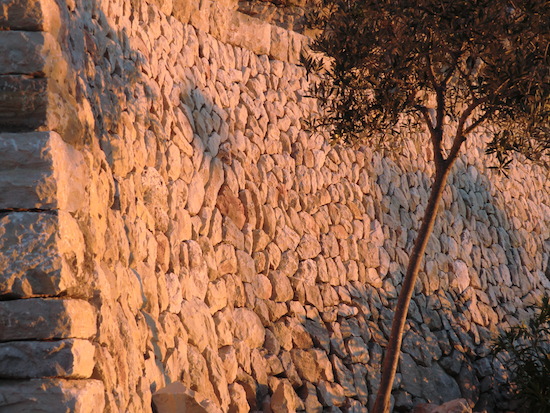 Marge amb cantonada fet en sec amb pedra de Gràcia